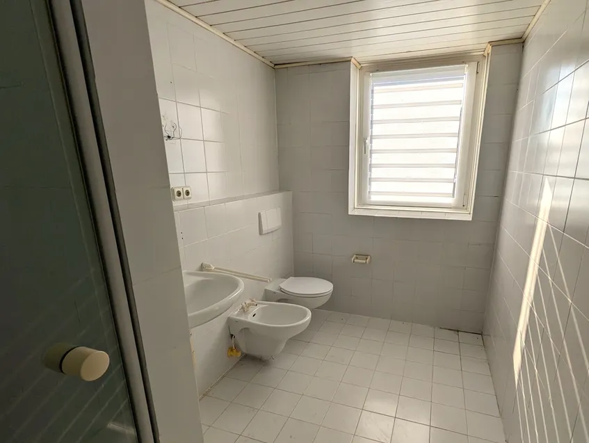 Tageslichtbad mit Dusche im Dachgeschoss