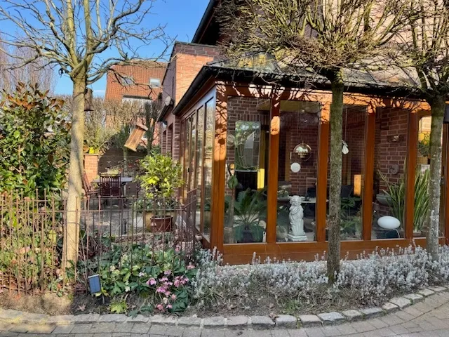 Der Wintergarten als weiterer Rückzugsort: Sonne und Schatten im Sommer