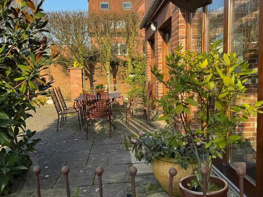 Die Terrasse mit viel Platz vor dem Haus