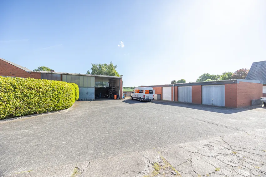 Hof der Werkstatt mit Garagen