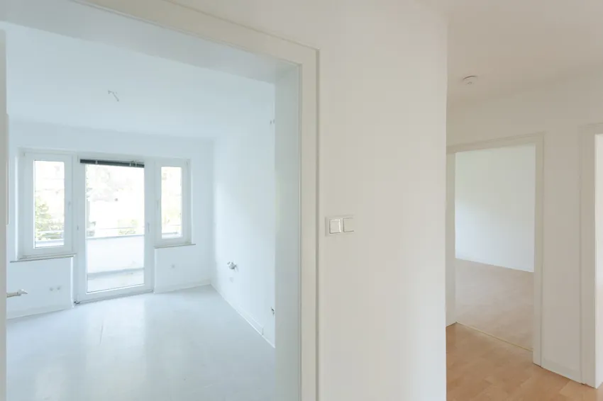 Blick in die Küche mit Zugang zum Balkon