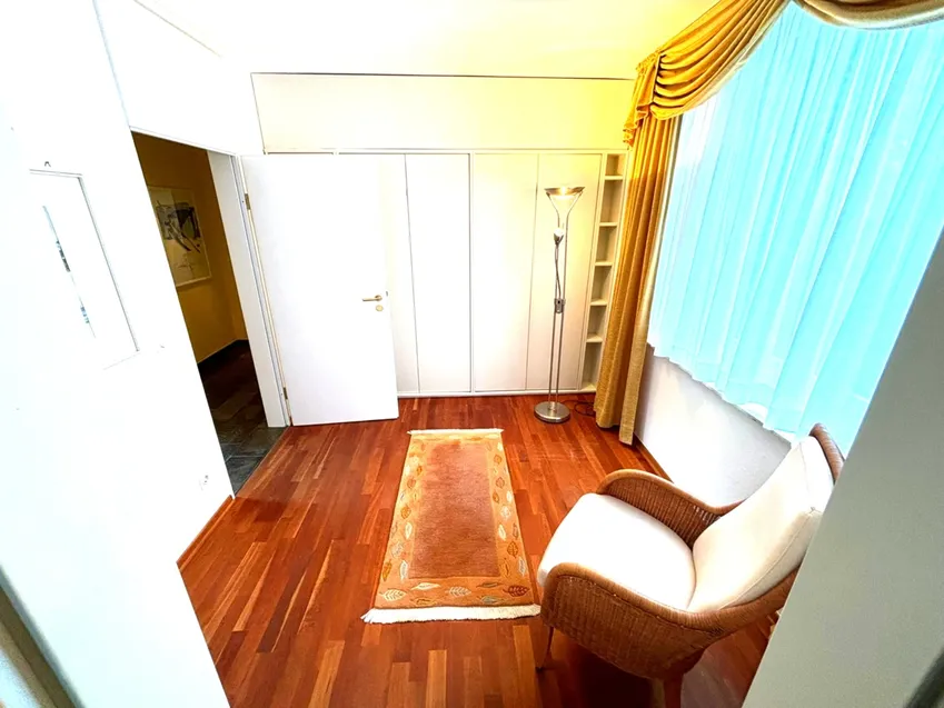 Gästezimmer mit ausklappbaren Betten im Schrank