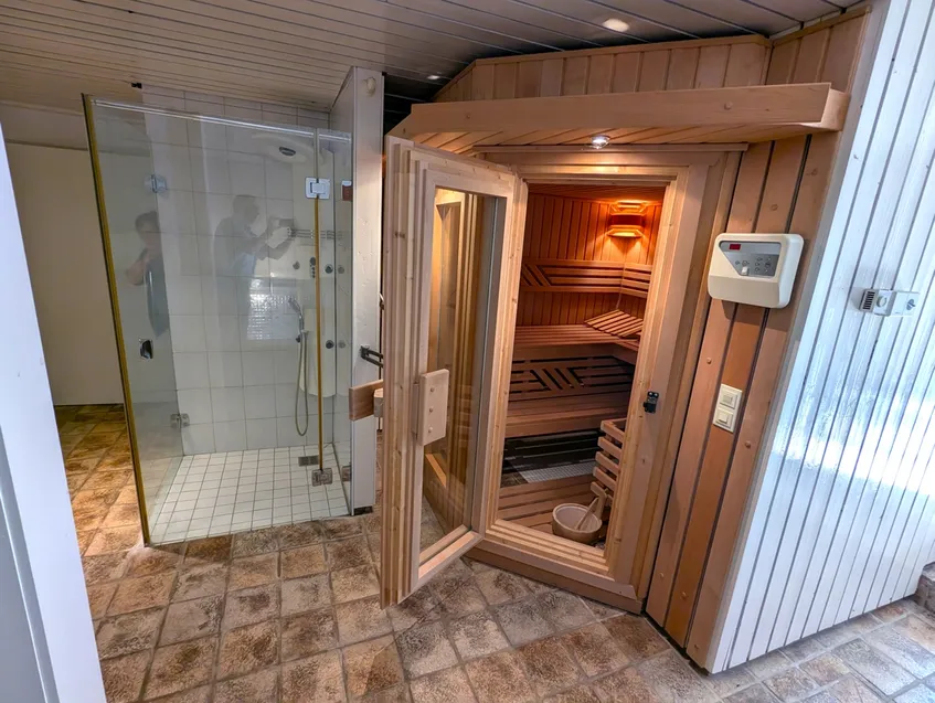 Im Kellerbereich erwarten Sie eine eigene Sauna und Dusche