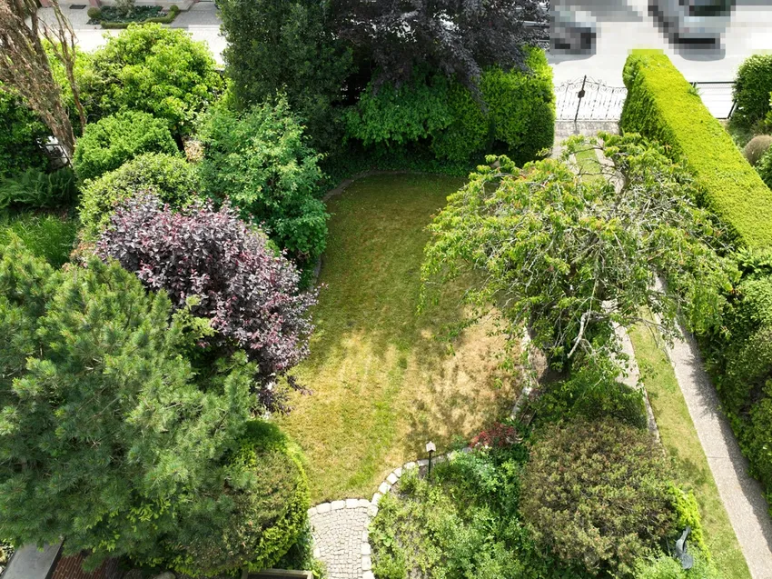 Der schöne und sehr gepflegte Garten aus der Vogelperspektive