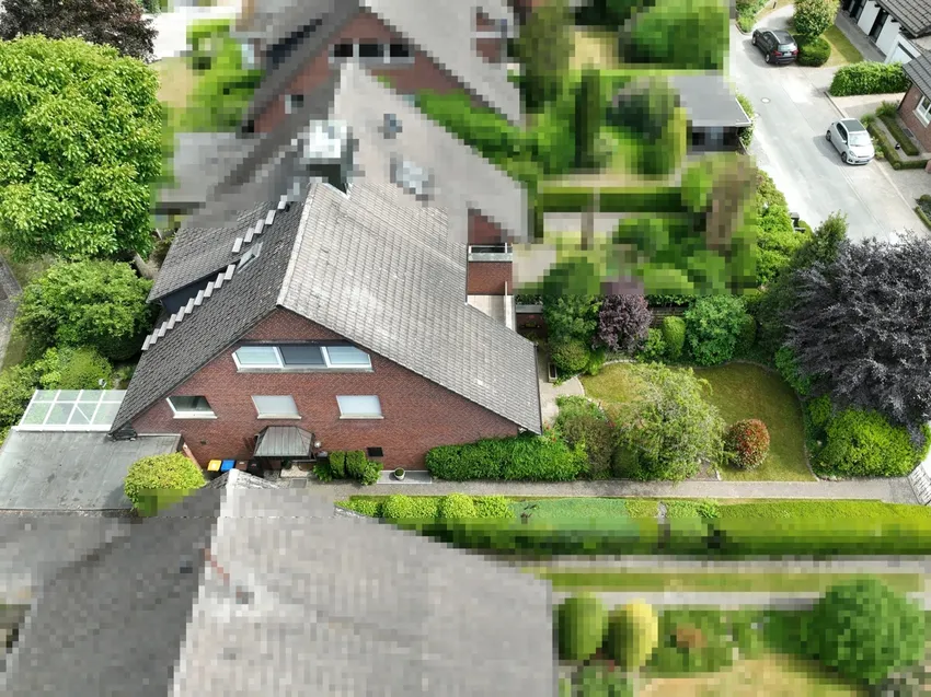 Die Zufahrt zum Haus und zur Garage