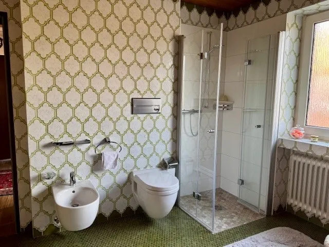 Das sehr geräumige Badezimmer im Obergeschoss