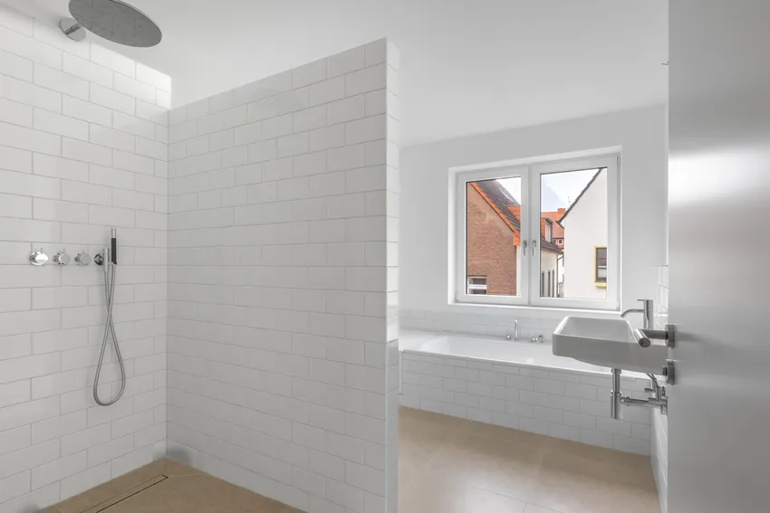 ...mit Dusche und Badewanne