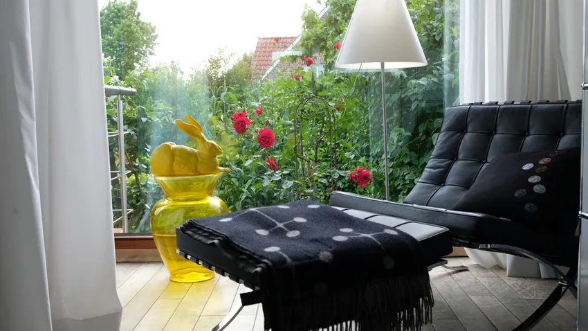 Sitzplatz am Fenster im offenen Wohnbereich