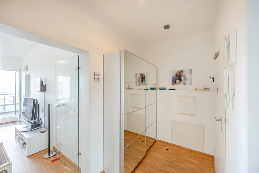 Der Eingangsbereich mit Wohnungstür und Blick zum Wohn- und Essbereich