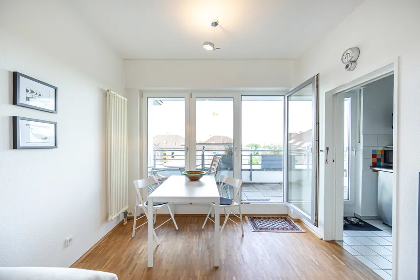 Der Essbereich mit Zugang zur Dachterrasse