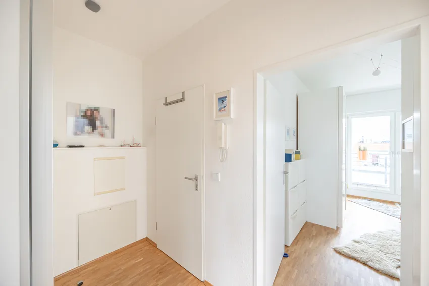 Flurbereich mit Blick zur Haustür und Schlafzimmer