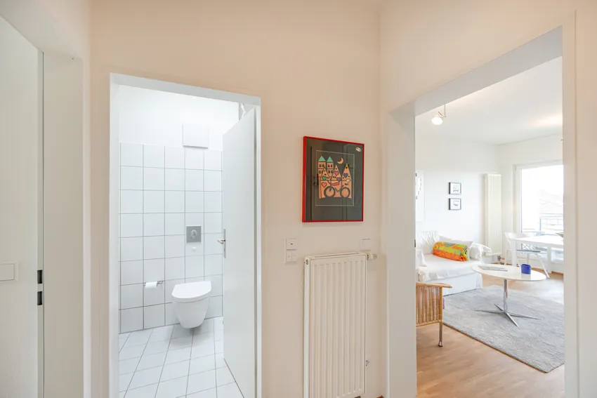 Blick vom Flurbereich zum Wohnzimmer und Bad
