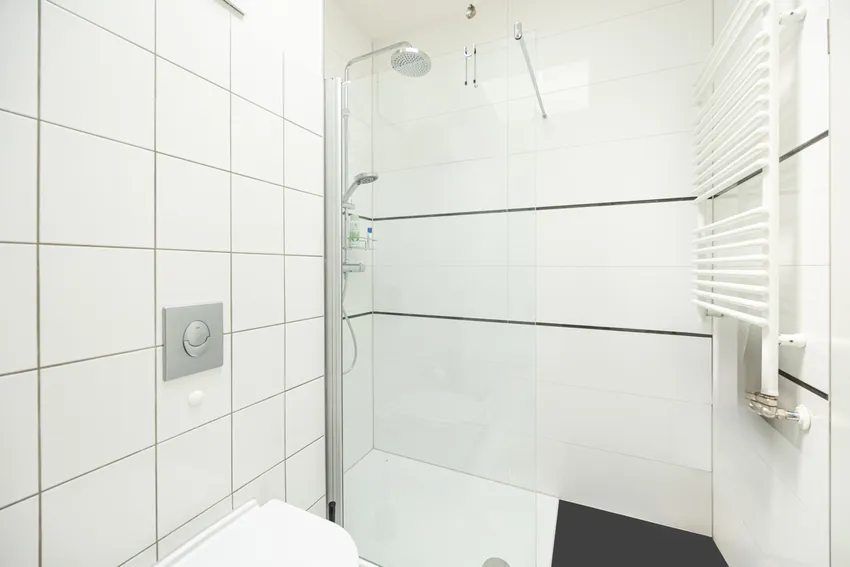 ...mit bodengleicher Dusche und Glasabtrennung 