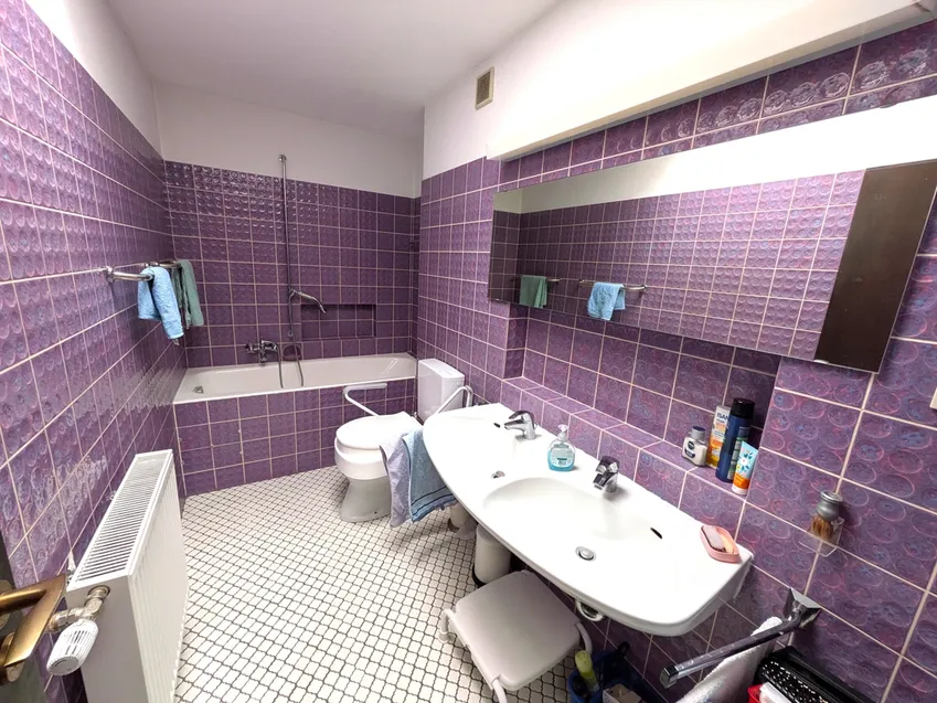 Das zweite Bad mit Badewanne und Doppelwaschtisch.