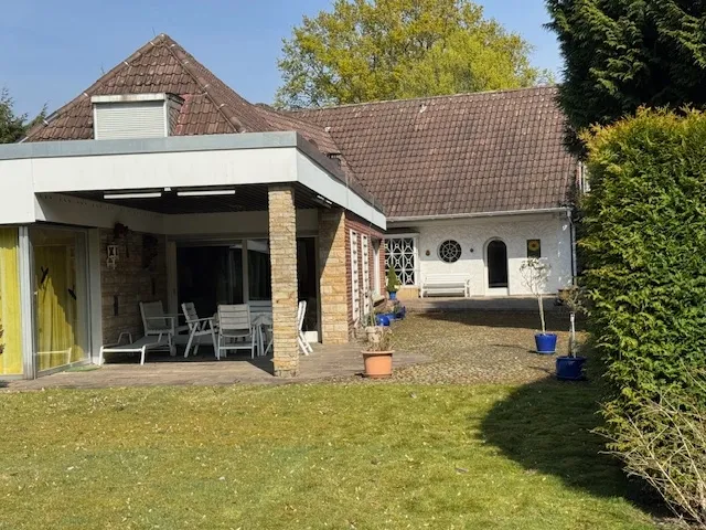 und zur überdachten Terrasse