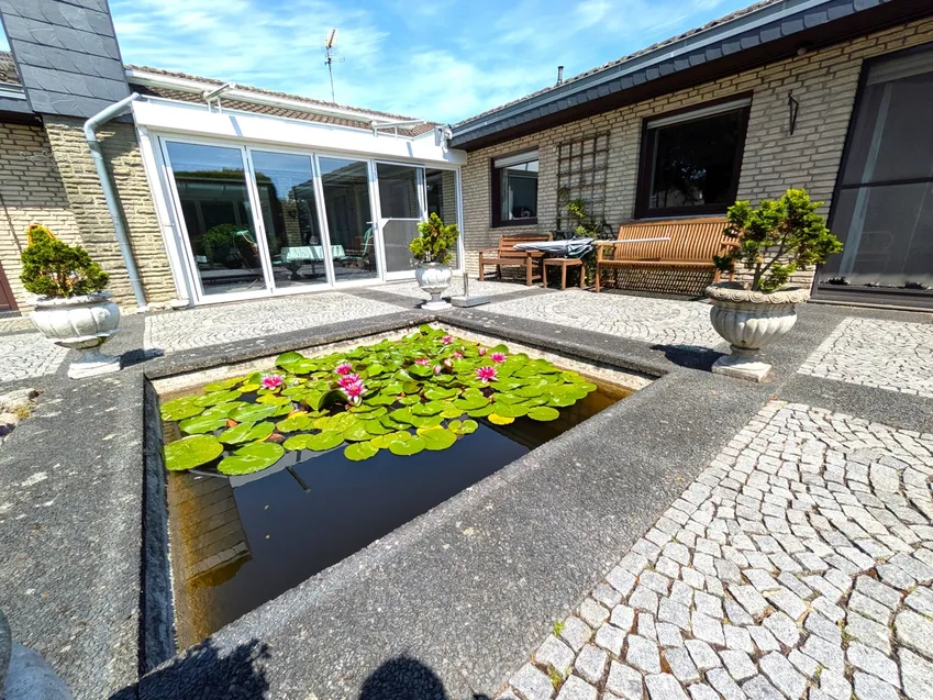 Der Wintergarten läßt sich weit zum Garten öffnen.