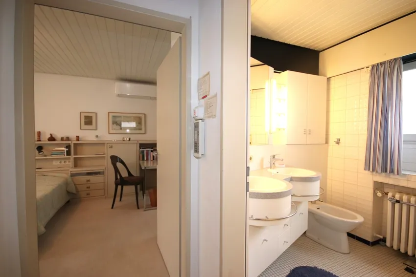 Schlafzimmer mit angrenzendem Bad