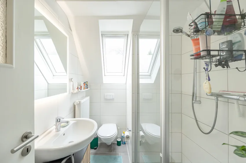 Das sanierte Tageslichtbad mit bodentiefer Dusche