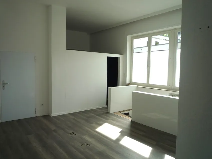 Diele mit Kellertreppe