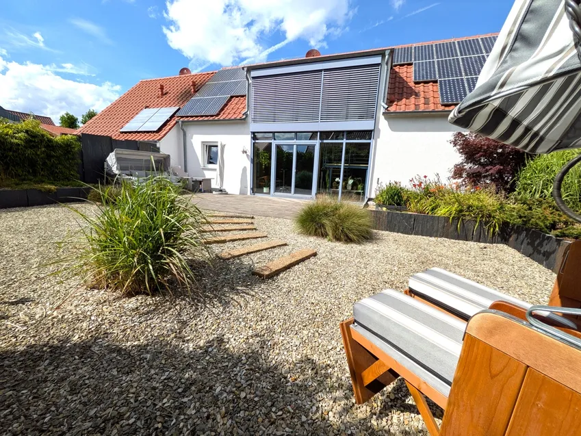 Die Photovoltaik bietet energetische Unabhängigkeit, der Garten hat tolle Sonnen- und Schattenbereiche