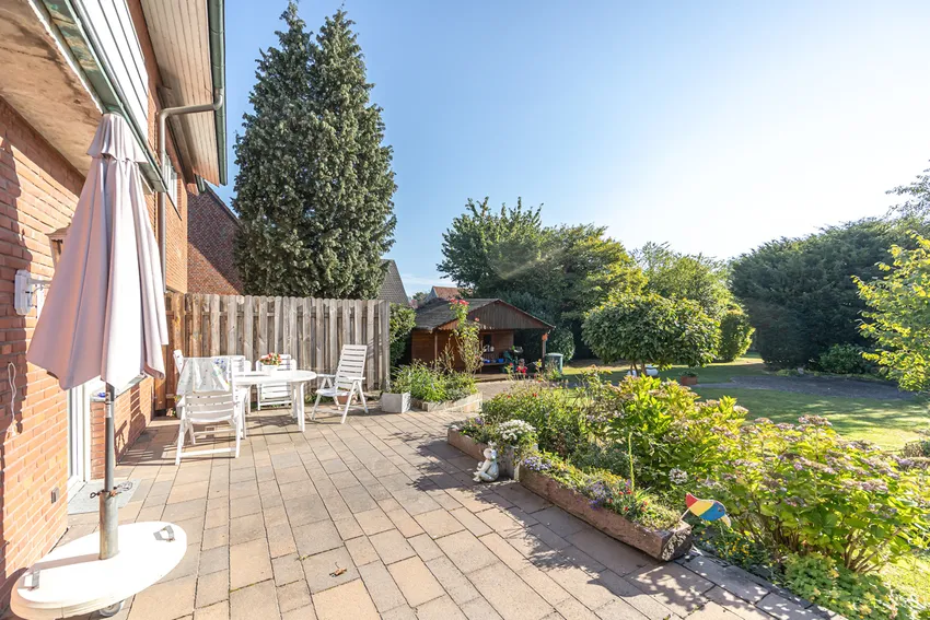 Sonnige Terrasse mit Blick ins Grüne