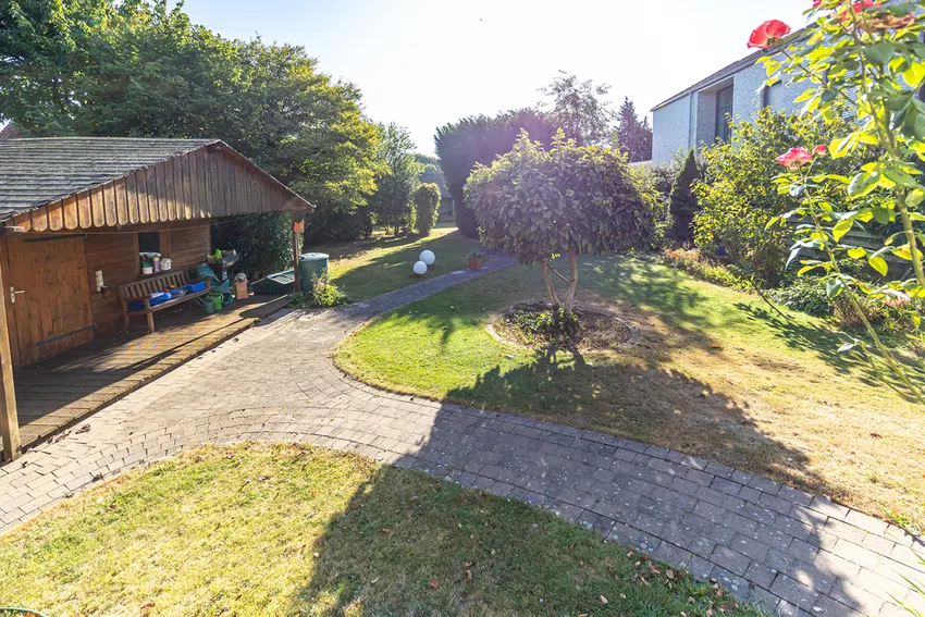 Sonnige Terrasse mit Blick ins Grüne
