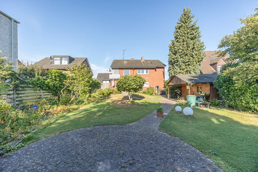 Blick auf das Haus vom Garten