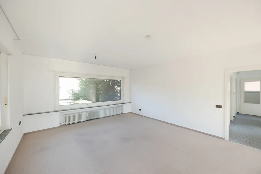 Helles Wohnzimmer mit großem Fenster