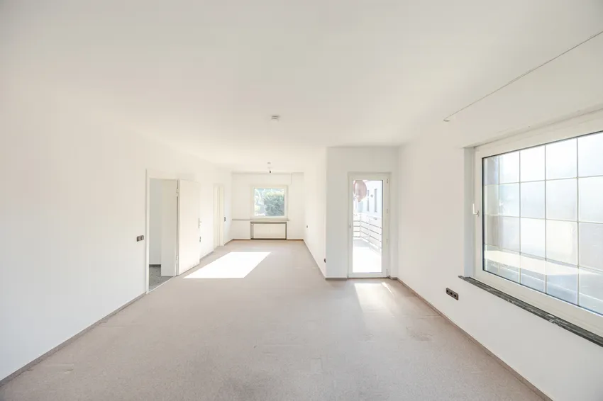 Helles Wohnzimmer mit großem Fenster