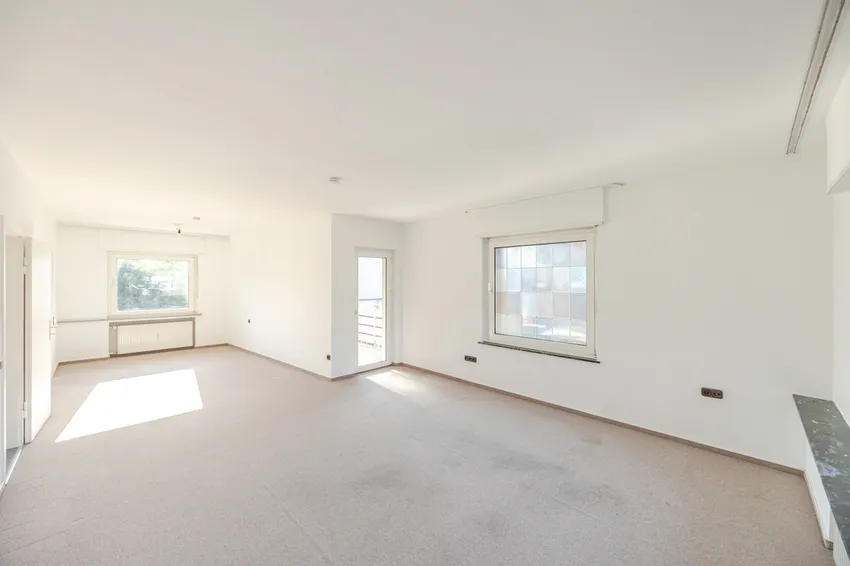 Helles Wohnzimmer mit großem Fenster
