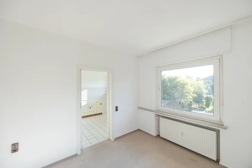 Helles Wohnzimmer mit großem Fenster