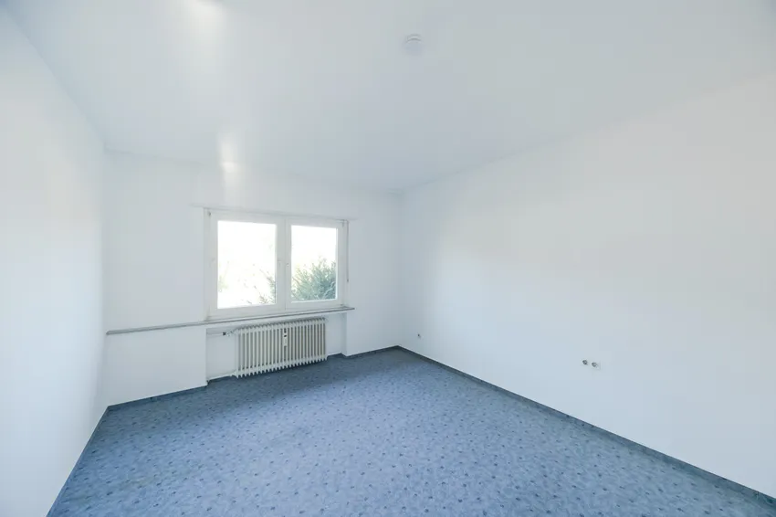 Ruhig gelegenes Schlafzimmer mit Entwicklungspotenzial