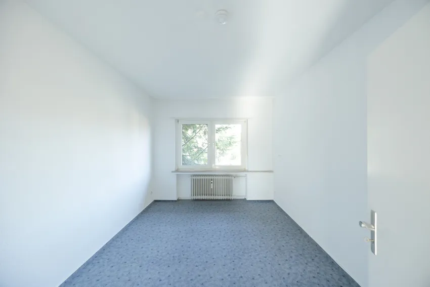 Ruhig gelegenes Schlafzimmer mit Entwicklungspotenzial