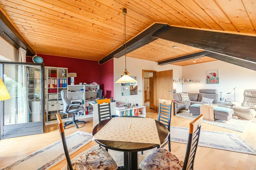 Wohn-/Schlaf- oder Büroraum im DG mit Loggia