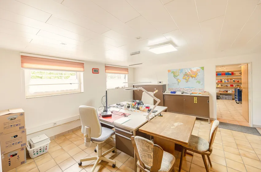 Helles Büro im Keller, Deckenhöhe 2,30 m