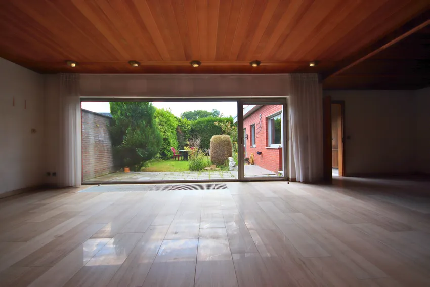 Blick vom Wohnzimmer in den Garten