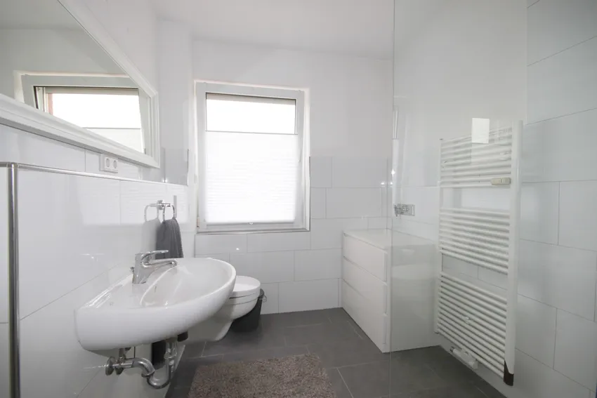Bad+ebenerdige Dusche OG