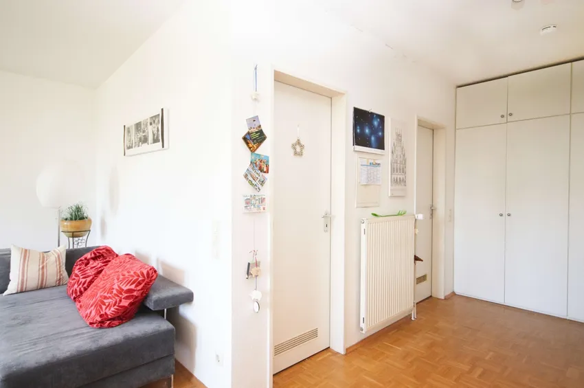 ...Flurbereich mit Zugang zur Küche und zum Badezimmer