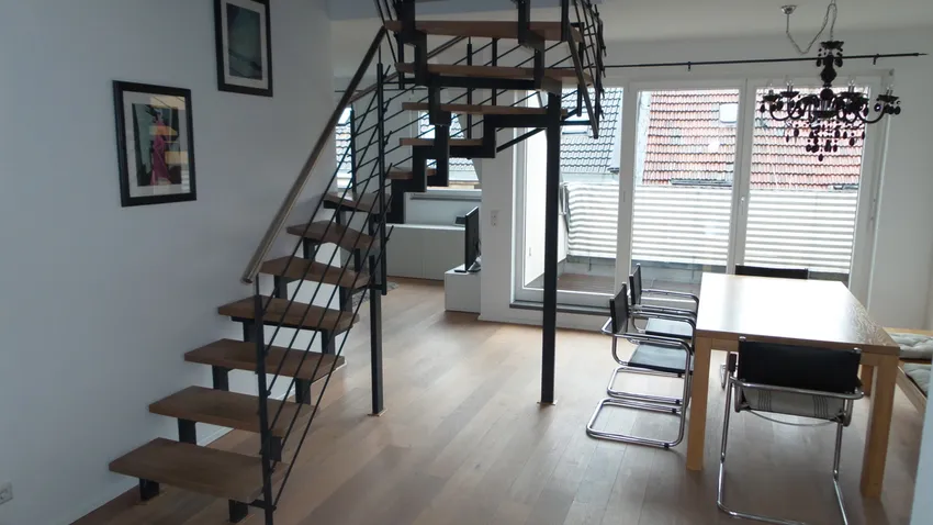 Echtholztreppe mit stilvollem Essbereich