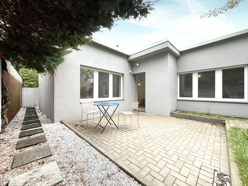 ...mit Weg zur Terrasse im hinteren Bereich