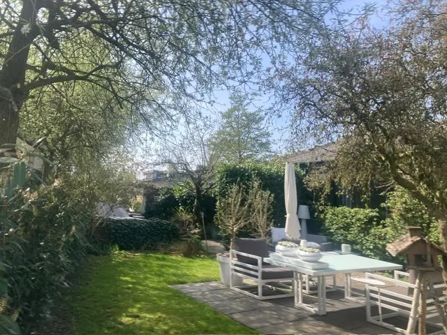 Der schöne Garten lädt zum Entspannen ein