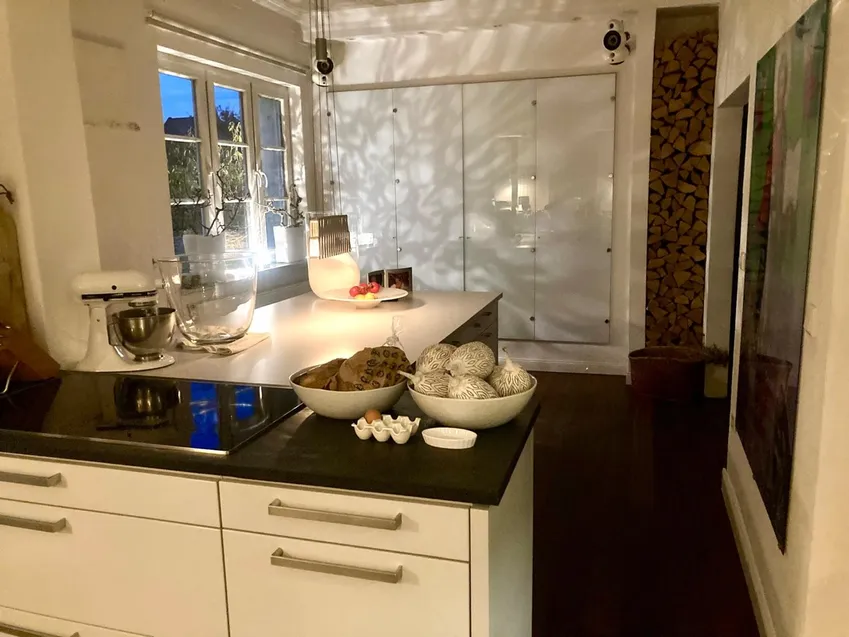 mit Theke fürs Kochen