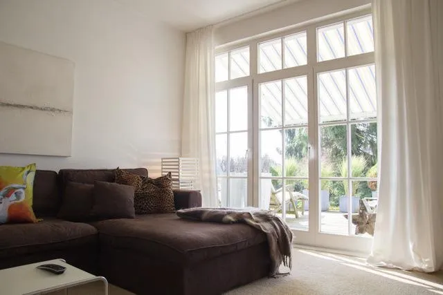 Das große Wohnzimmer mit Zugang zur Dachterrasse