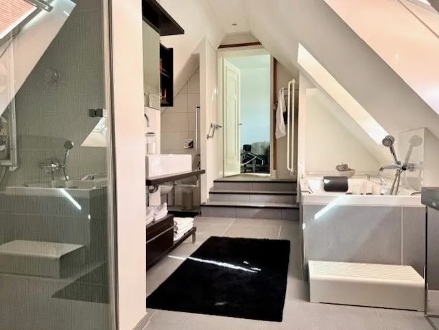 Das elegante Bad mit großer Dusche