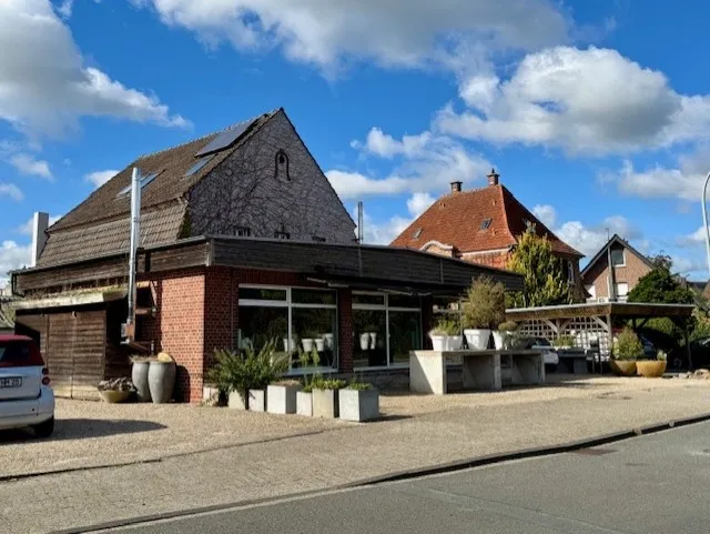 Blick auf das Ladenlokal und 7 Parkplätze