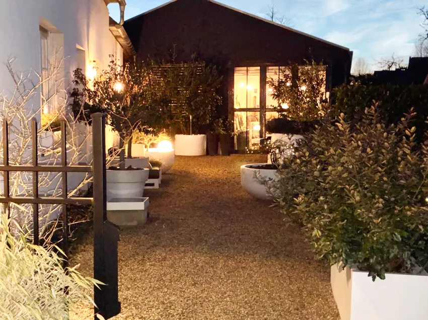 Beleuchteter Außenbereich bei Dämmerung