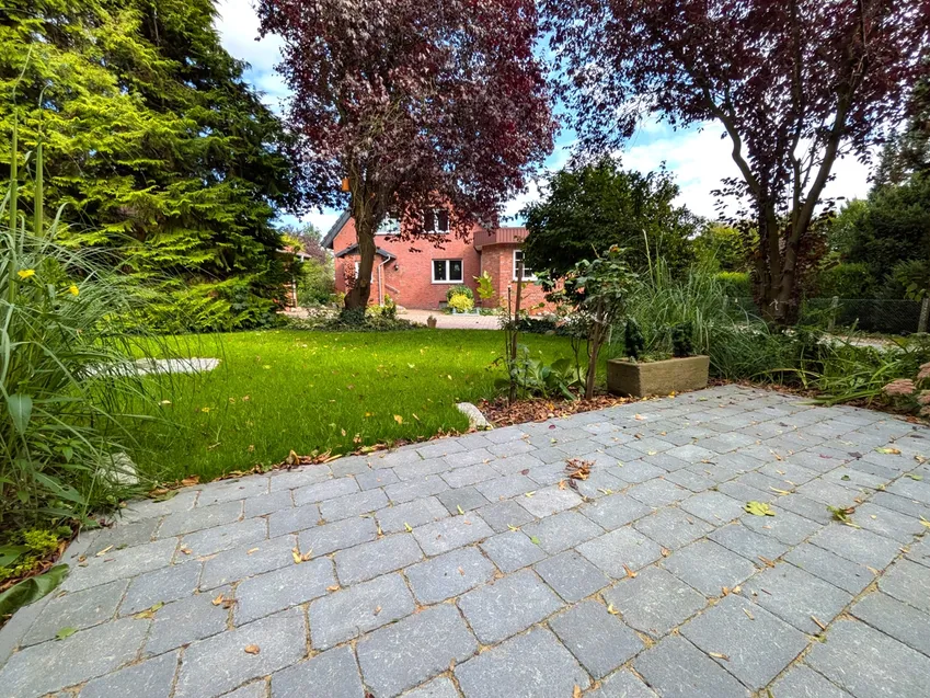 Zauberhafter Sitzbereich im gepflegten Garten