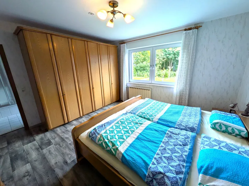 Grosse Elternschlafzimmer mit Weitblick bis zum Wald