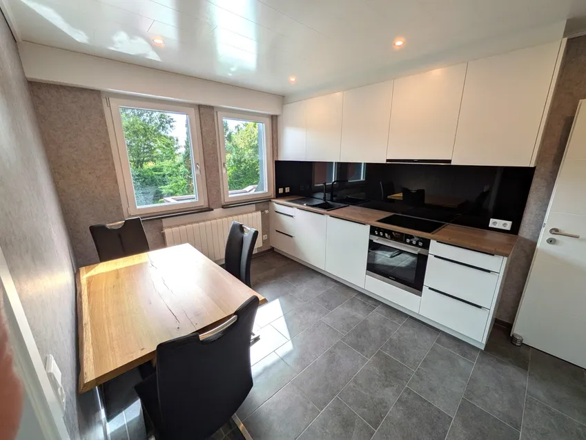 Moderne und hochwertige Küche in der Einliegerwohnung im Obergeschoss