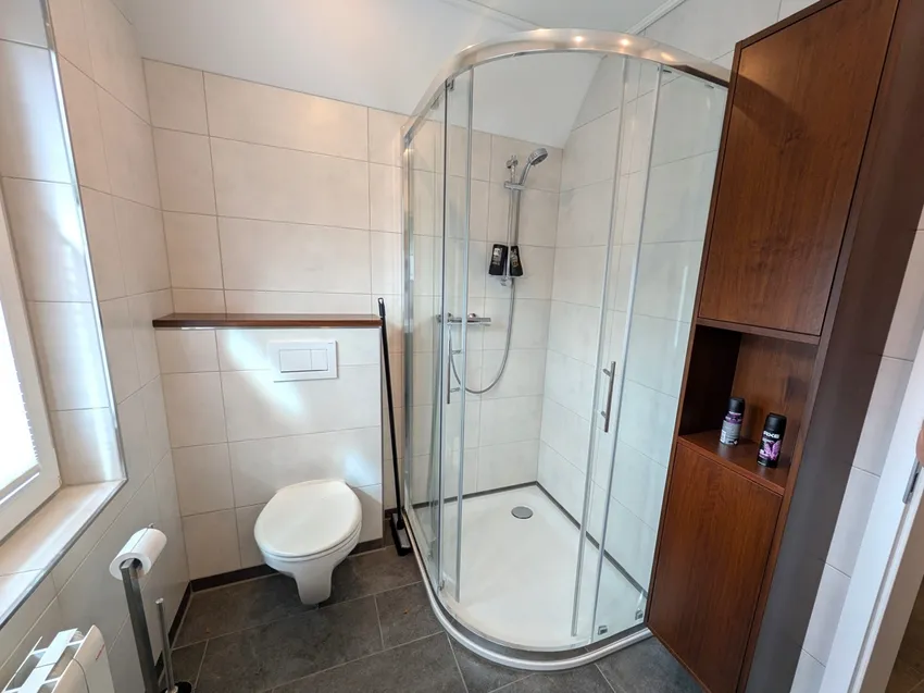 Tageslichtbad mit bodenebener Dusche